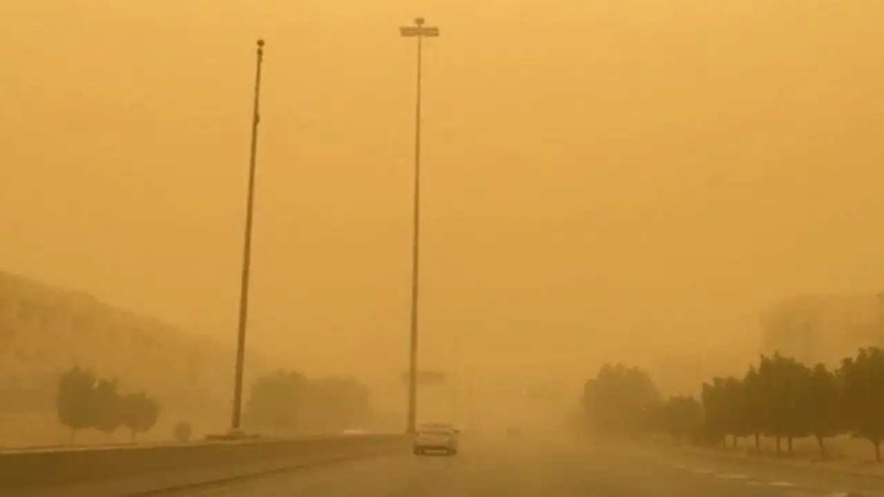 مركز المناخ يحذر المسافرين وقائدي المركبات من تقلبات جوية تضرب الطرق السريعة